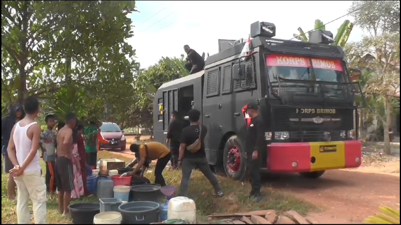 Brimob Turunkan Water Canon, Salurkan Air Bersih di Desa Talang Krinci 