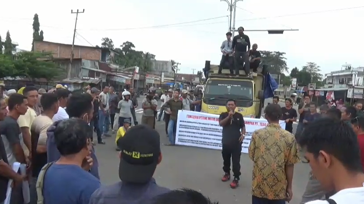 Ratusan massa dari 10 desa berkumpul di simpang tugu sultan taha