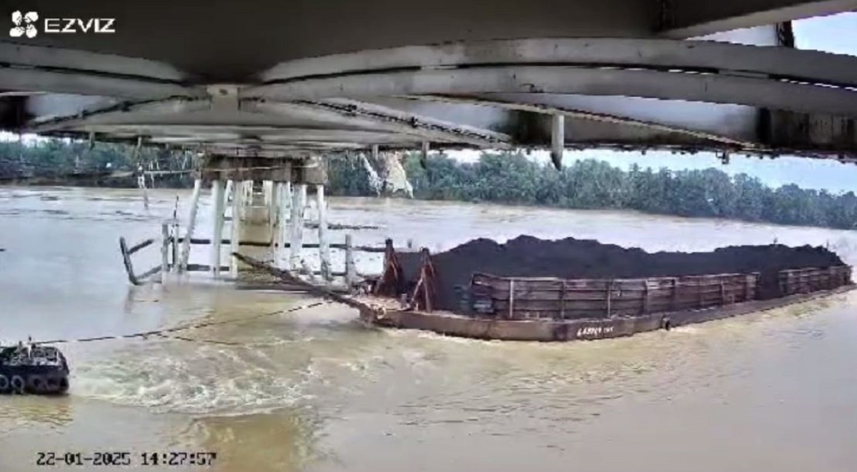 Kapal Tongkang Batubara Tabrak Jembatan Tembesi, Tiang Pelindung Jembatan Ambruk 