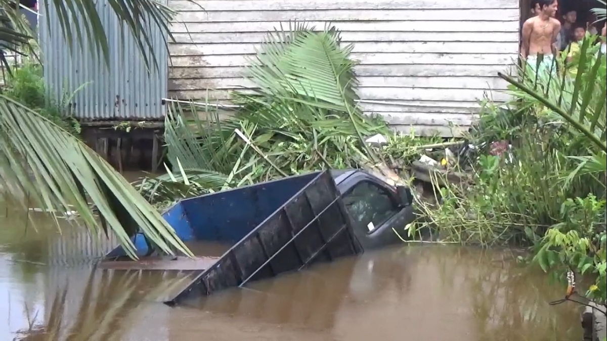 Diduga Sopir Hilang Kendali Satu Mobil Di Tanjab Barat Terjun Ke Sungai