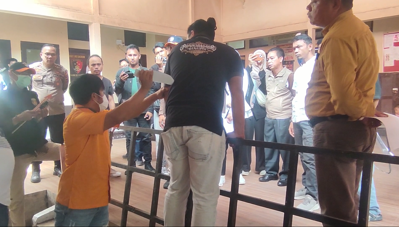 Rekonstruksi Penusukan Tuhono di Angso Duo: Korban Sempat Panjat Pagar Sebelum Tewas