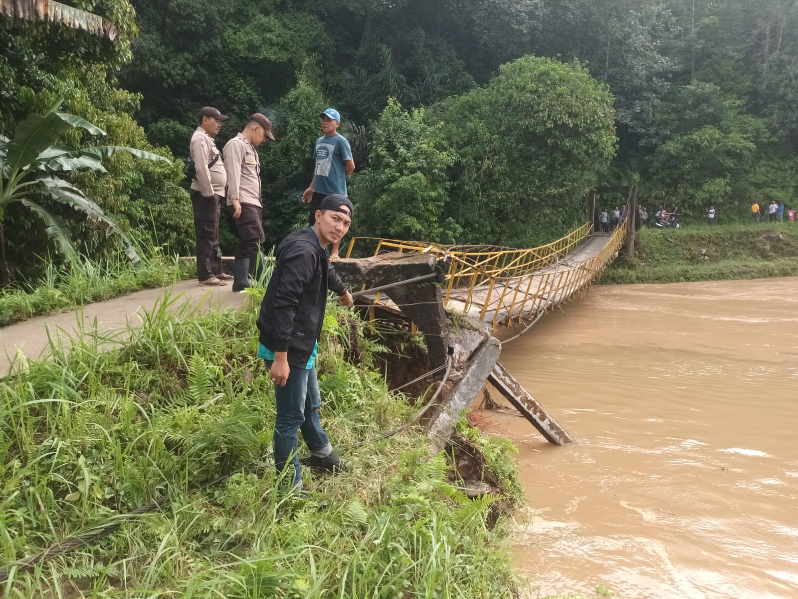 Bencana Banjir Bandang,Satu Jembatan Gantung Di Batang Asai Putus  