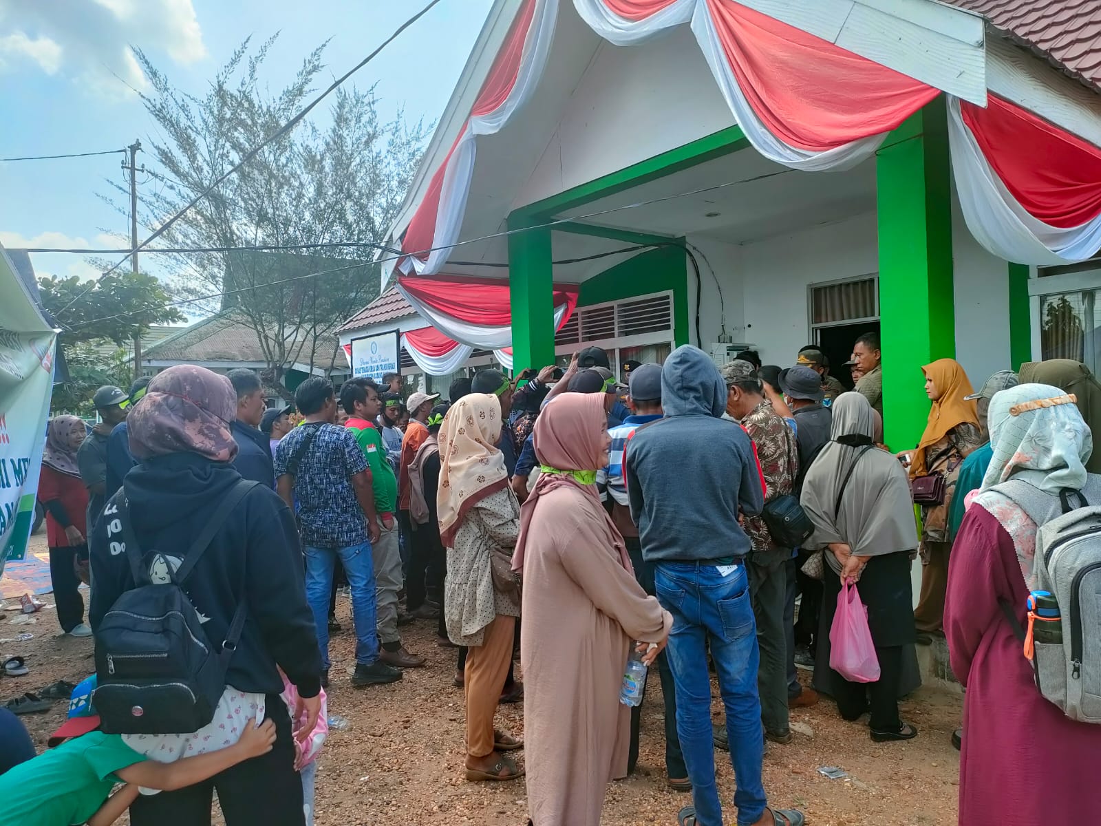 Ratusan Buruh PT.SJL Duduki Halaman Kantor Disnakerin Batanghari