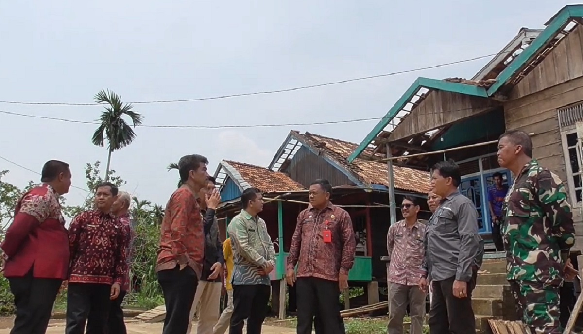 Pj Bupati Raden Najmi Tinjau Kerusakan Rumah Warga, Beri Dukungan Langsung di Lokasi