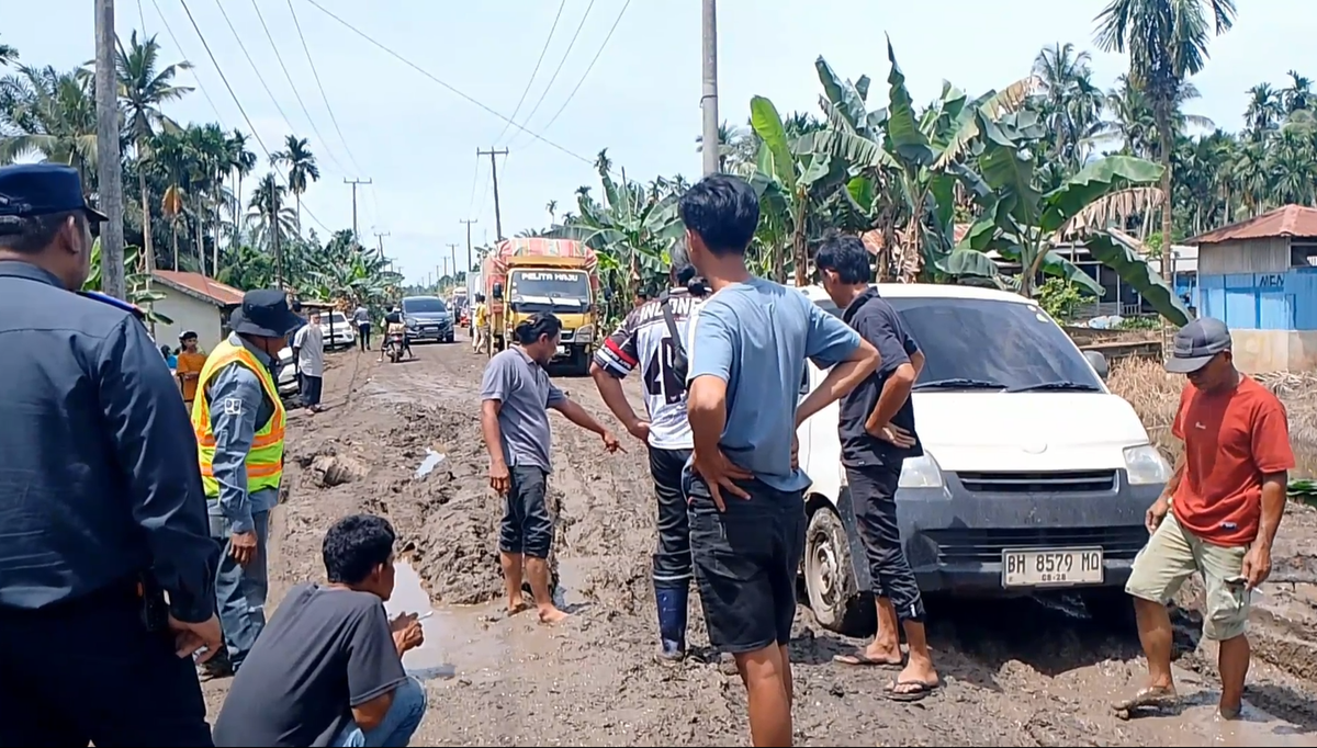 Jalan Rusak Sebabkan Ratusan Kendaraan Terjebak Macet