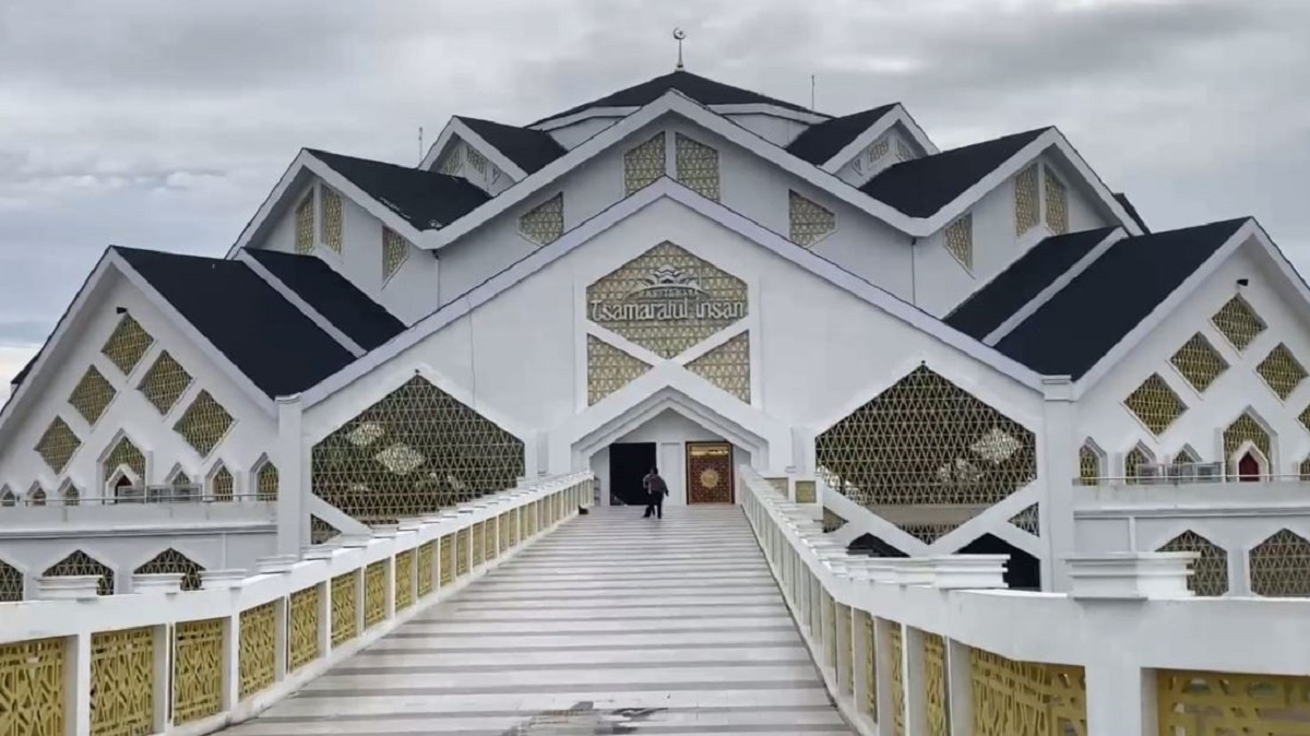 Gedung Masjid Raya Tsamaratul Insan Islamic Center Jambi Digenangi Air