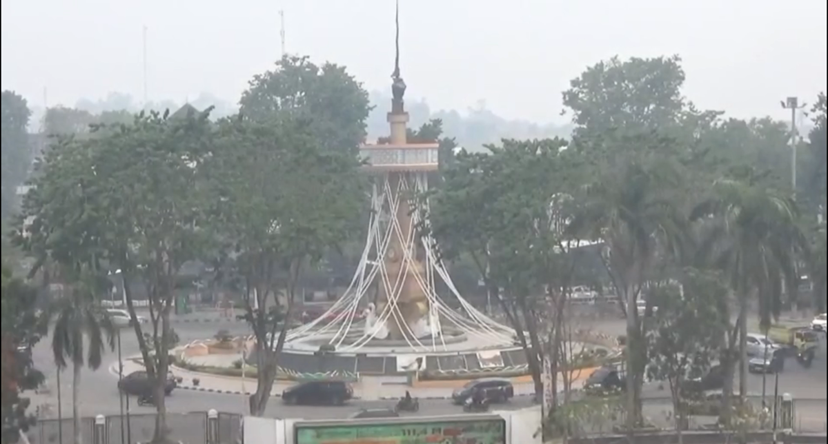 Kabut Asap Pekat Selimuti Jambi, PM2.5 Tembus 257 µg/m³