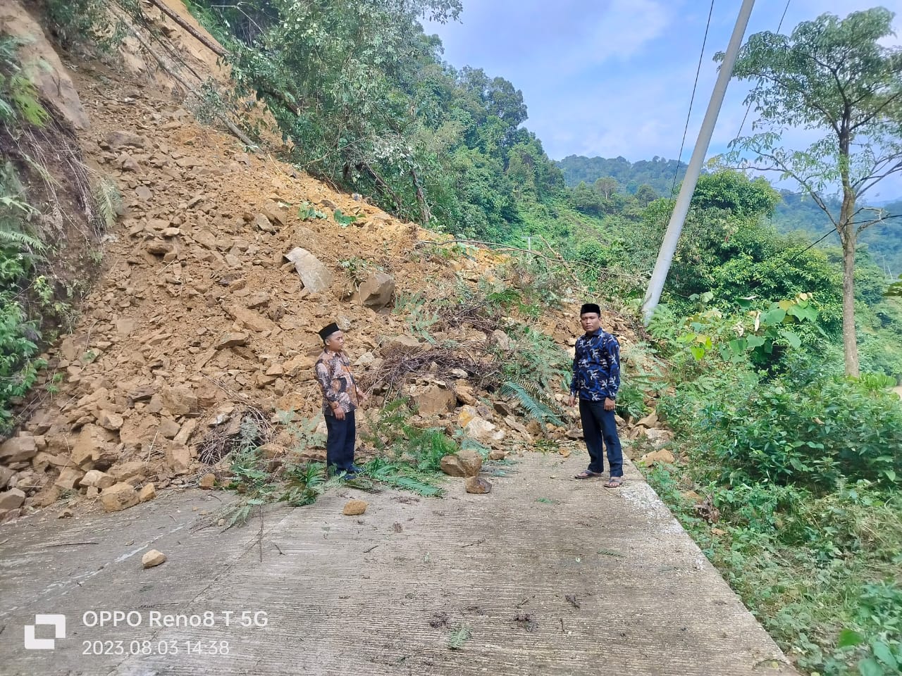 Hati-hati ke Batang Asai, Jalan Utama di Desa Tambak Ratu Tertutup Longsor