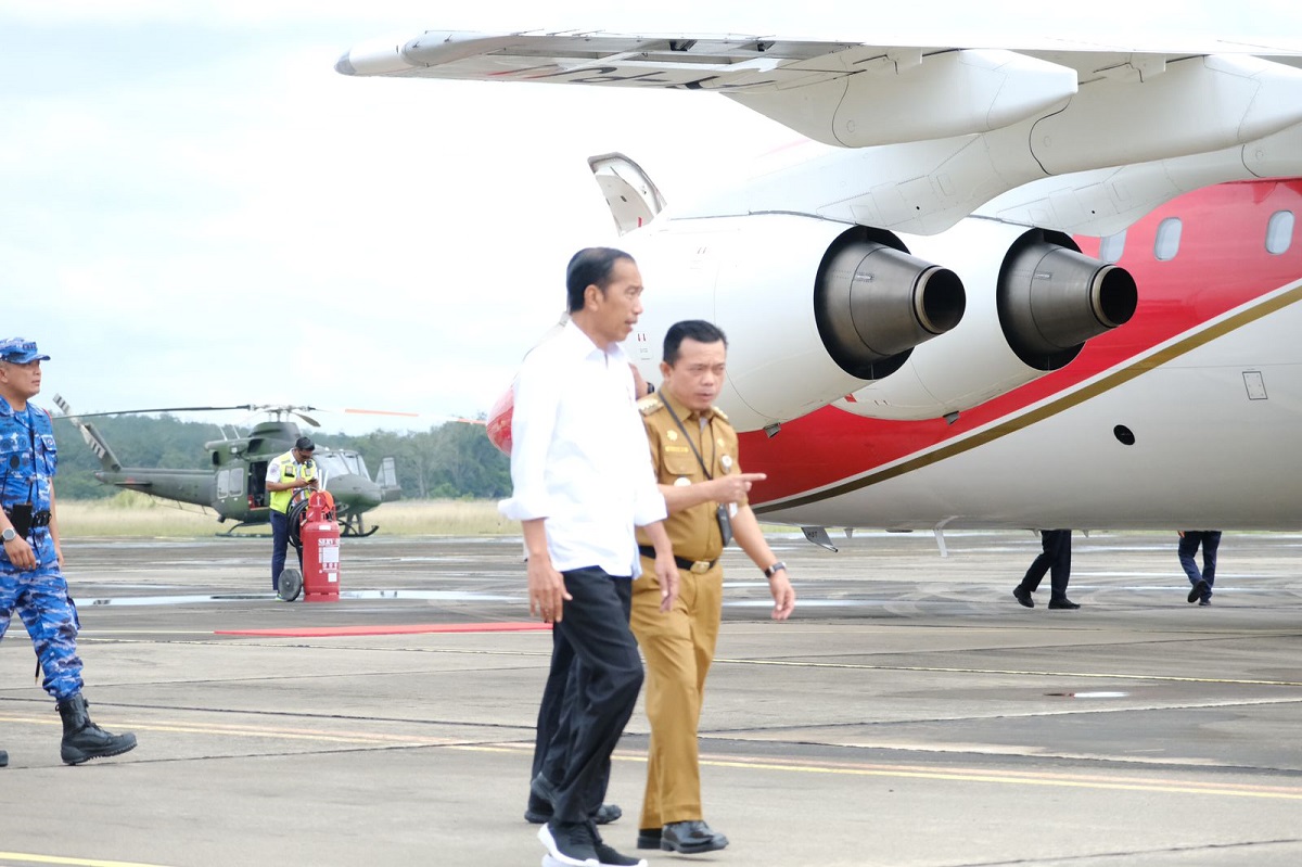 Presiden Jokowi Tiba di Jambi, Pesawat Presiden Mendarat di Bandara Muara Bungo dan Disambut Gubernur Al Haris