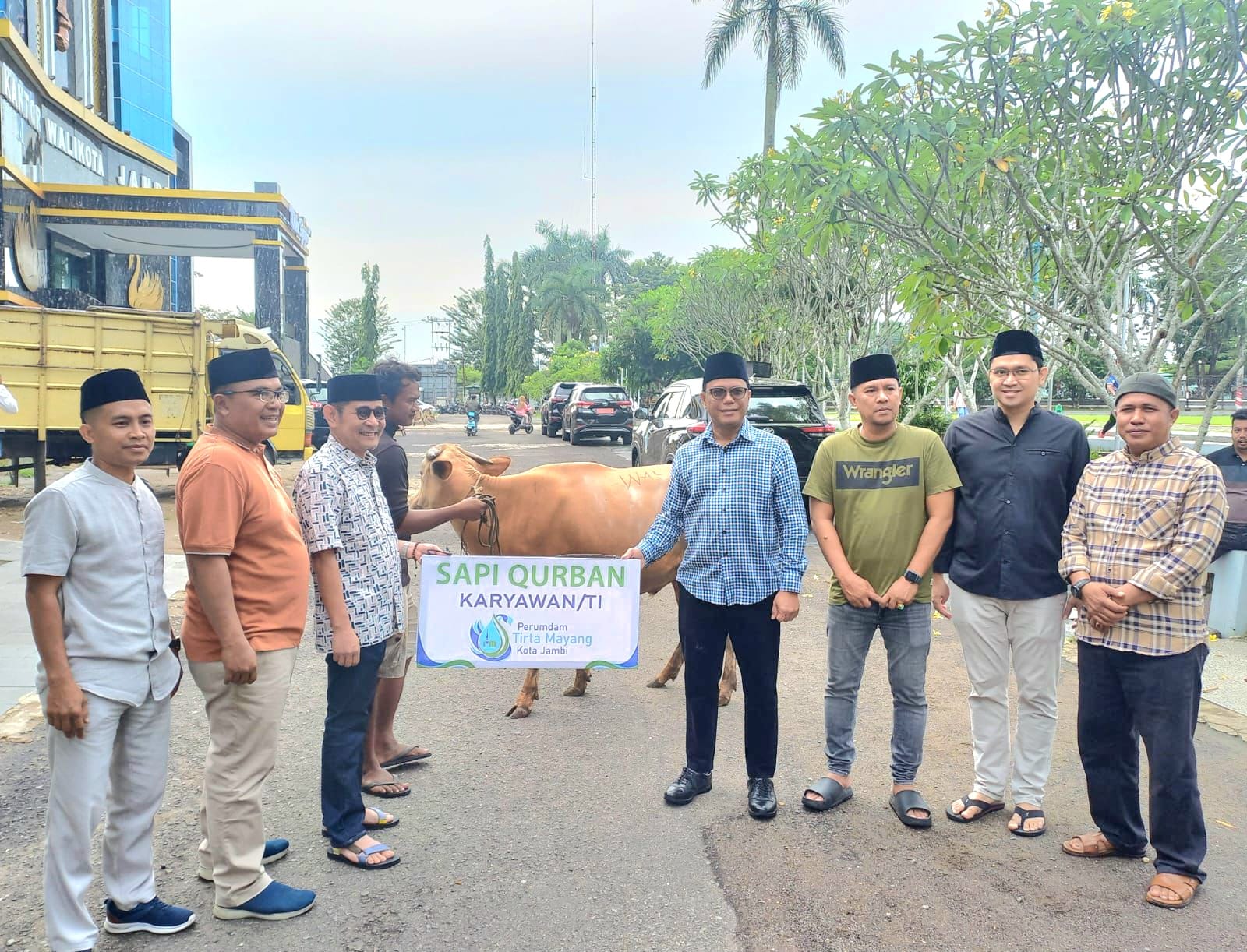 Perumdam Tirta Mayang Serahkan 22 Sapi Kurban Tahun 2024