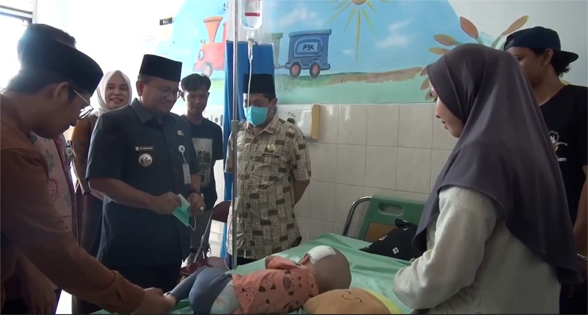 Walikota Maulana Jenguk Balita Penderita Hydrosefalus