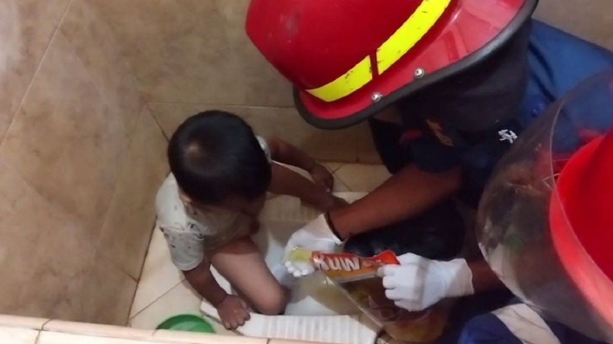 Petugas Damkar Kota Jambi Selamatkan Kaki Anak Yang Terjebak Di Kloset