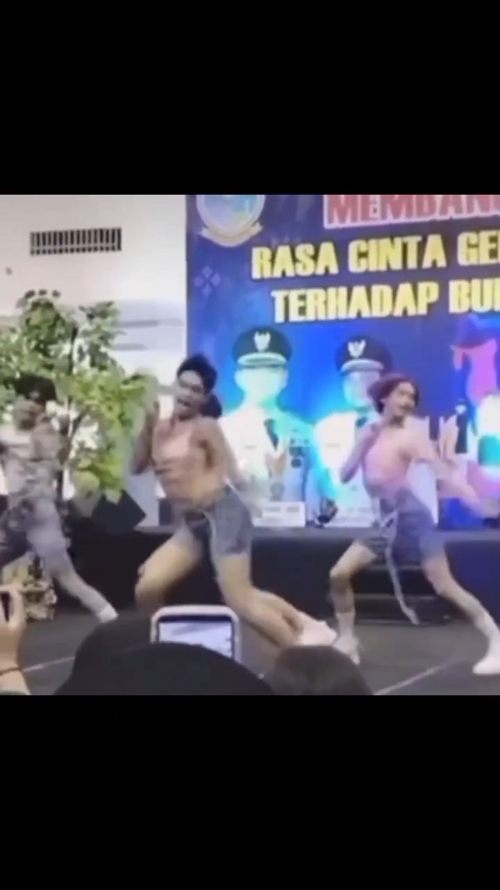 Viral Video Pria Pentas Joget Pakai Tanktop di Mall, Ormas Melayu Jambi “Mengutuk Keras”