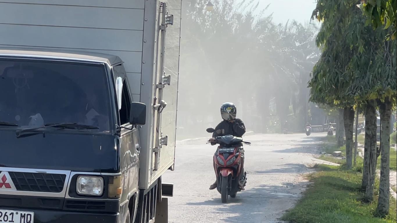 Akses Ruas Jalan Perkantoran di Batang Hari Rusak, Warga dan Pelaku Usaha Terdampak Debu