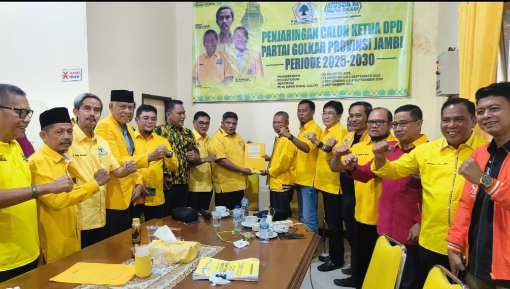 Cek Endra Resmi Kembalikan Formulir Calon Ketua Golkar Jambi 2025-2030