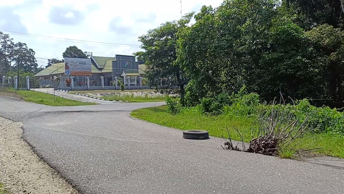 Hampir Satu Tahun Jalan Perkantoran Bupati Sarolangun yang Amblas Tak Kunjung Diperbaiki 