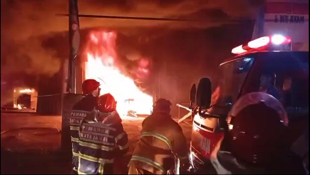 Diduga Akibat Korsleting Listrik, Dua Ruko Mebel di Kelurahan Tehok Terbakar