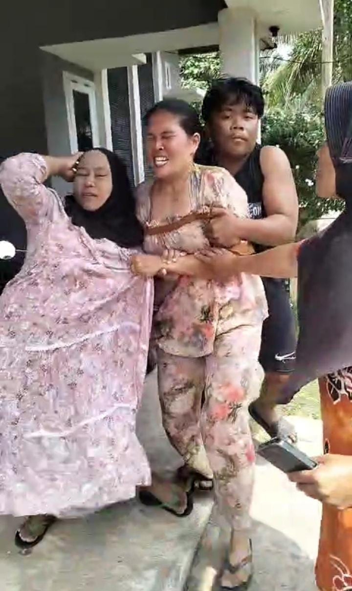 Rumah Ketua BPD Teluk Langkap Diserang Warga