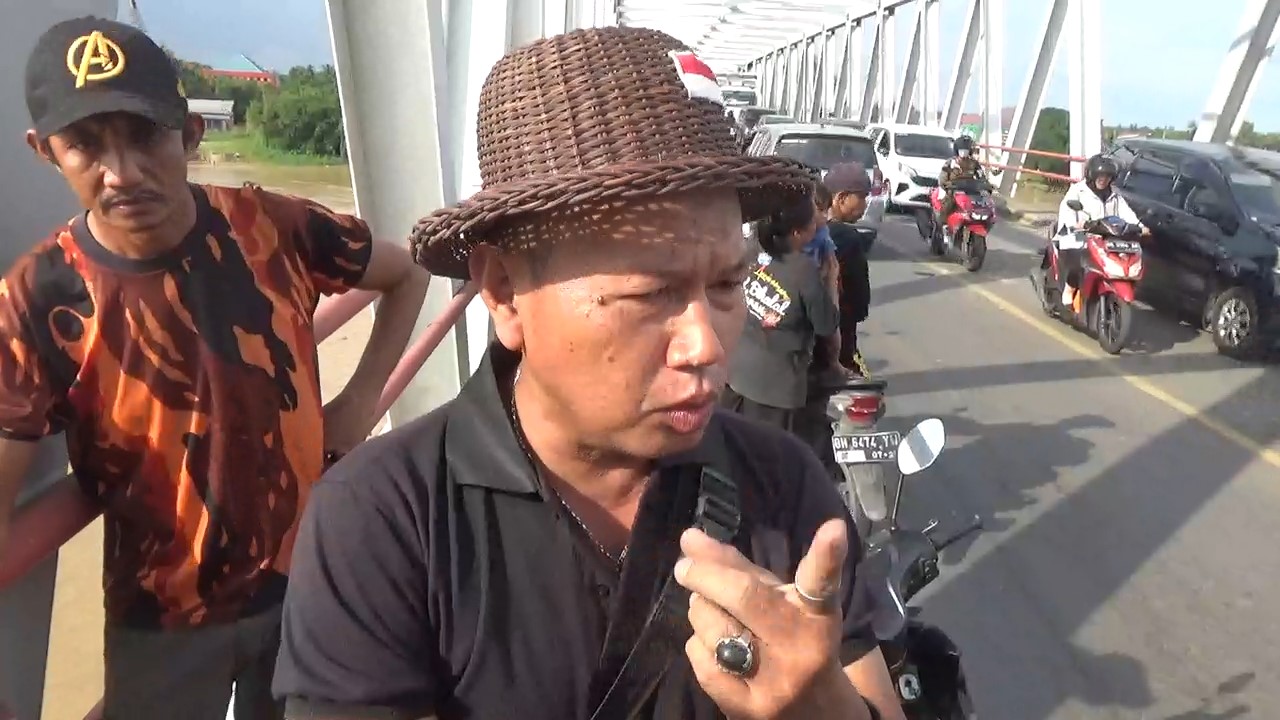 Warga Takut Jembatan Aurduri 1 Roboh Pasca Ditabrak Tongkang Batu Bara, Warga Minta Buatkan Jembatan Duplikat