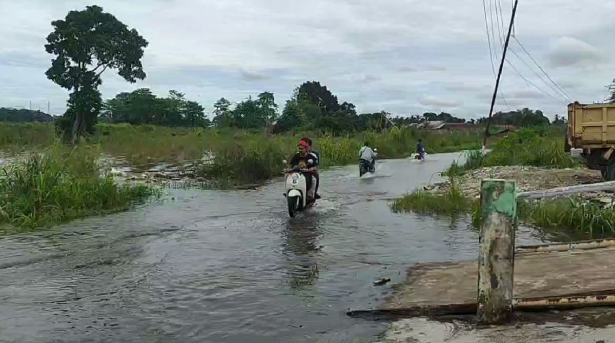 Banjir Sudah Mulai Merendam Rumah dan Jalan di Kelurahan Legok 