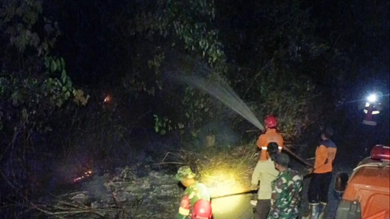 Setengah Hektare Lahan di Sungai Buluh Terbakar