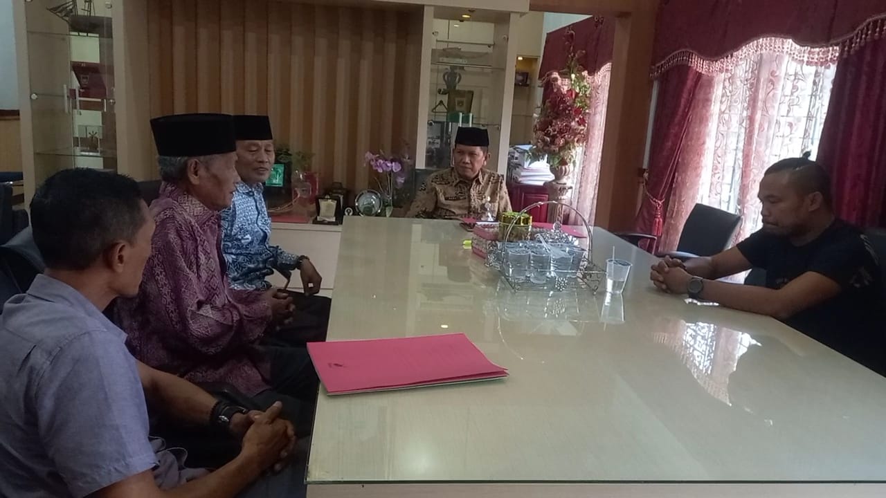 Datangi Kantor Bupati, Para Tokoh Masyarakat Minta Ganti Camat Limun 