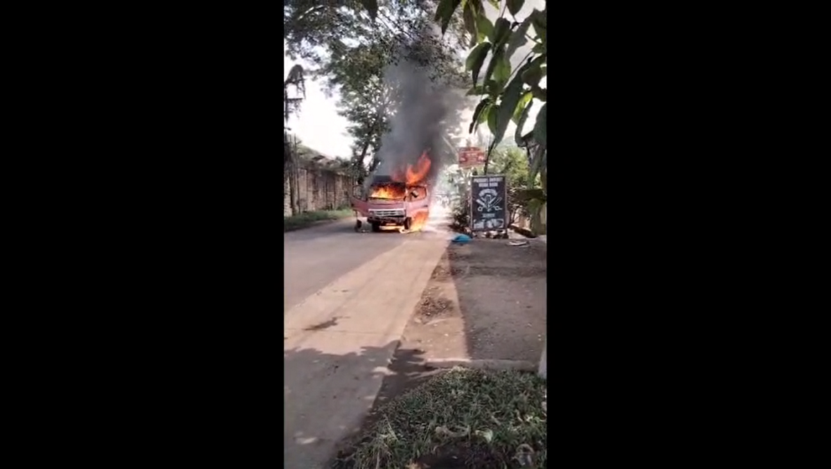Sebuah Truk Terbakar Habis oleh Si Jago Merah di Jalan Desa Muara Kumpeh