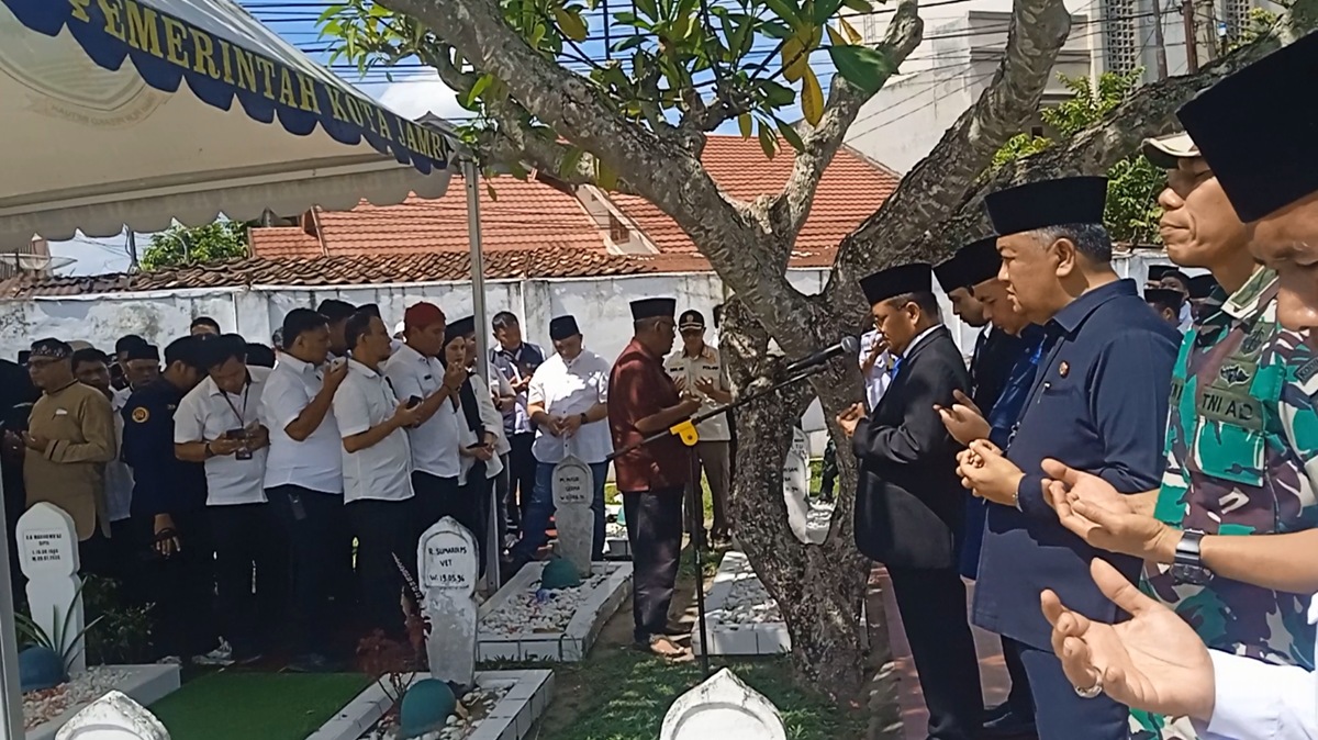 Maulana Pimpin Prosesi Pemakaman Mantan Wali Kota Jambi di TMP Satria Bhakti 