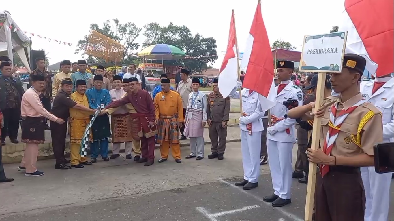 Pj Bupati Sarolangun dan Wagub Lepas Peserta Pawai Ta’aruf MTQ Ke 52 Tingkat Provinsi Jambi