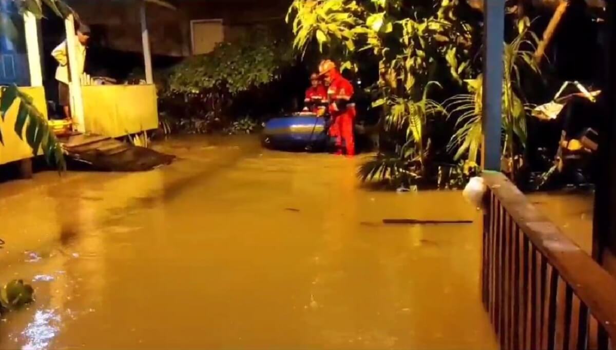 Dinas Damkartan Kota Jambi Terjunkan 20 Personil Untuk Evakuasi Warga Terjebak Banjir