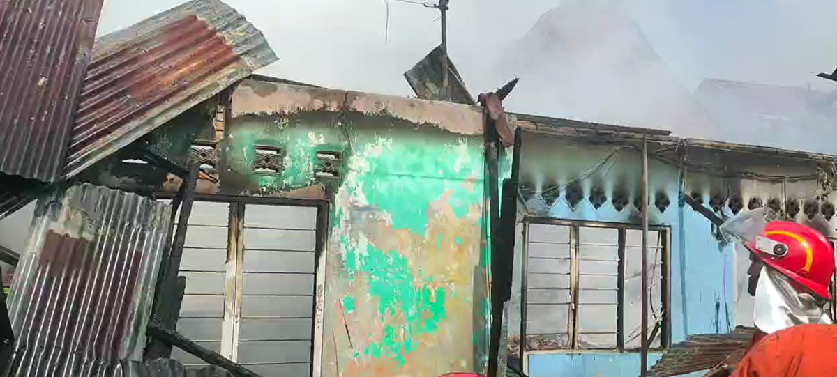 Kobaran Api Hanguskan Bedeng Lima Pintu di Thehok