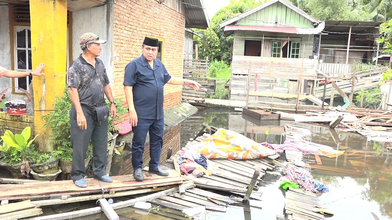 HBA Datangi Rumah Nenek Salma yang Roboh Akibat Banjir, Berikan Bantuan Sembako dan Uang Tunai