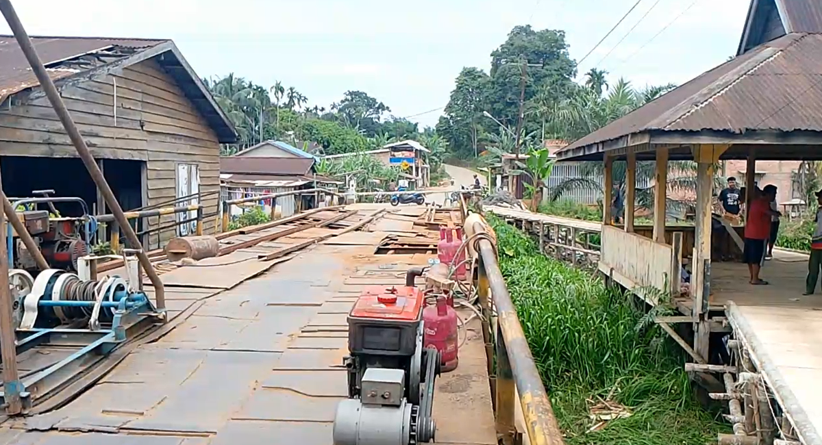 Jembatan Penghubung Antar Kecamatan Di Rano Terancam Roboh