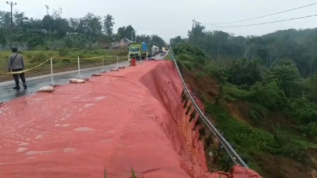 Longsor di Jalan Jambi-Padang Km 53 Nyaris Membuat Jalan Putus, Aspal Terlihat Sudah Mulai Retak