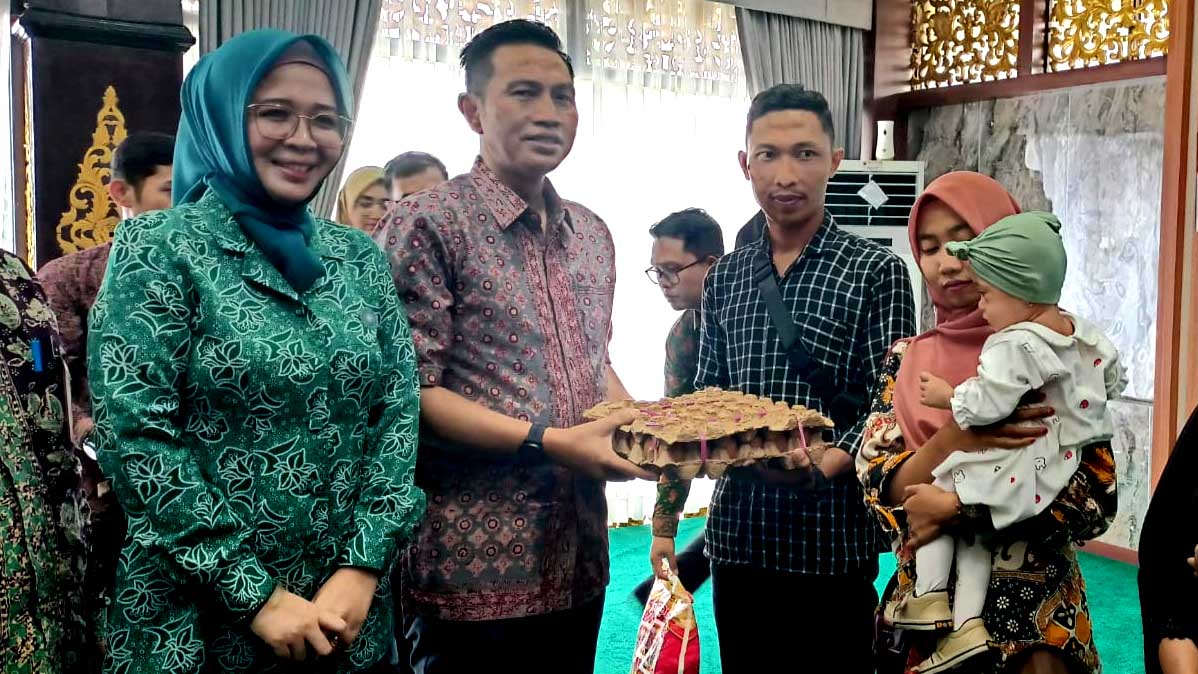 Gerakan Peduli Stunting, Bupati Mhd. Fadhil Arief Salurkan Bantuan