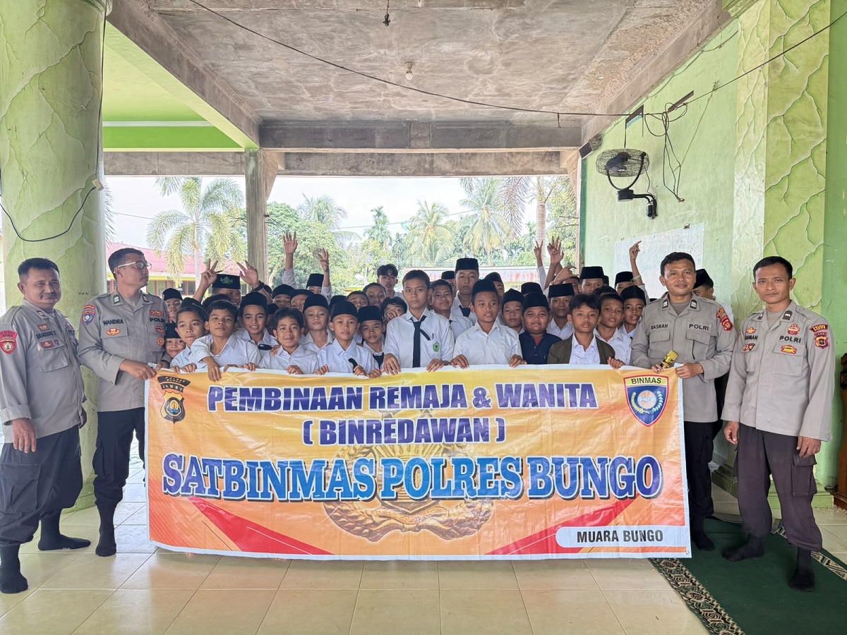 Satbinmas Polres Bungo Bina Santri Ponpes Qiroatul Quran Lewat Program BIN REDAWAN