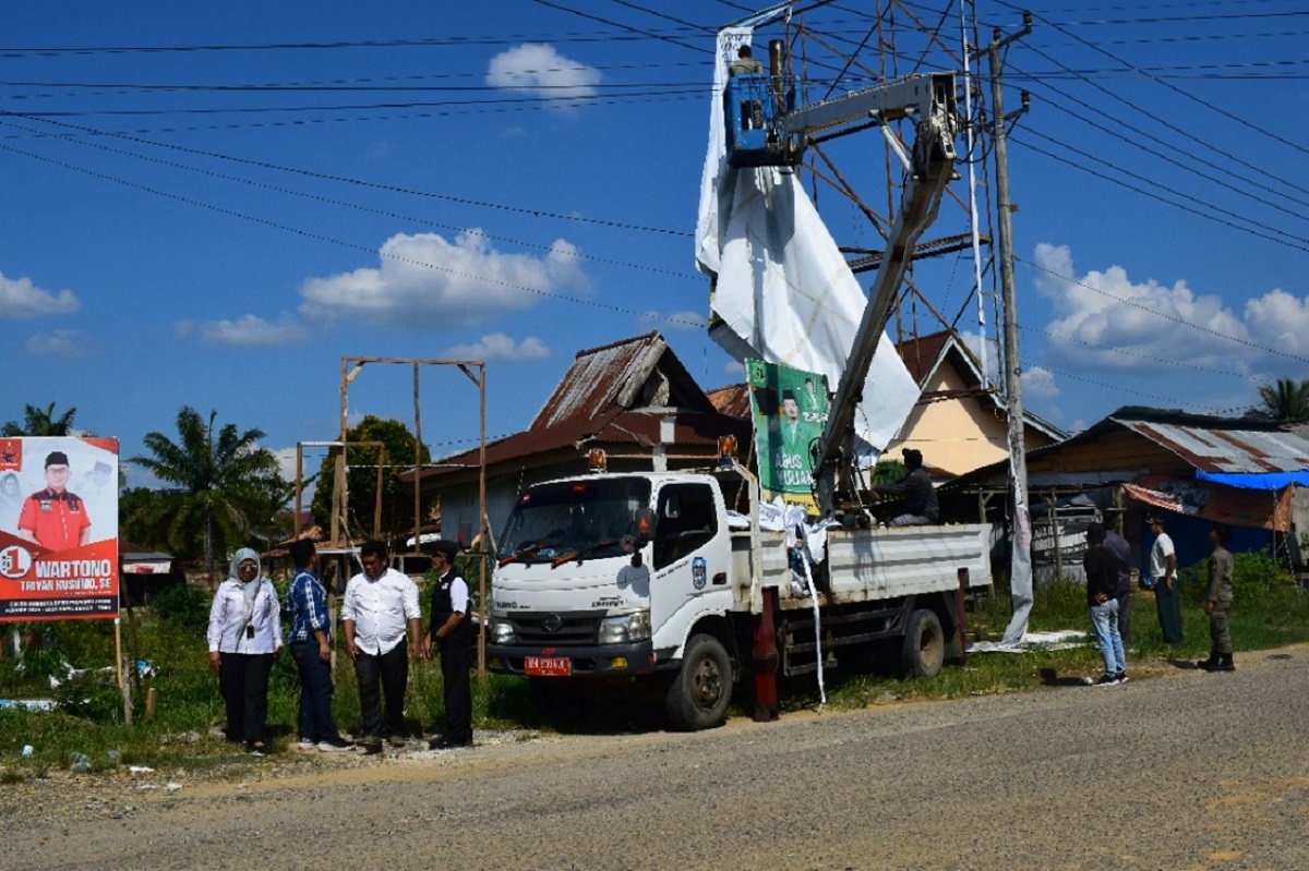  Gunakan Mobil Hidrolik, Bawaslu Tebo Turunkan Paksa APK  Billboard di 4 Titik