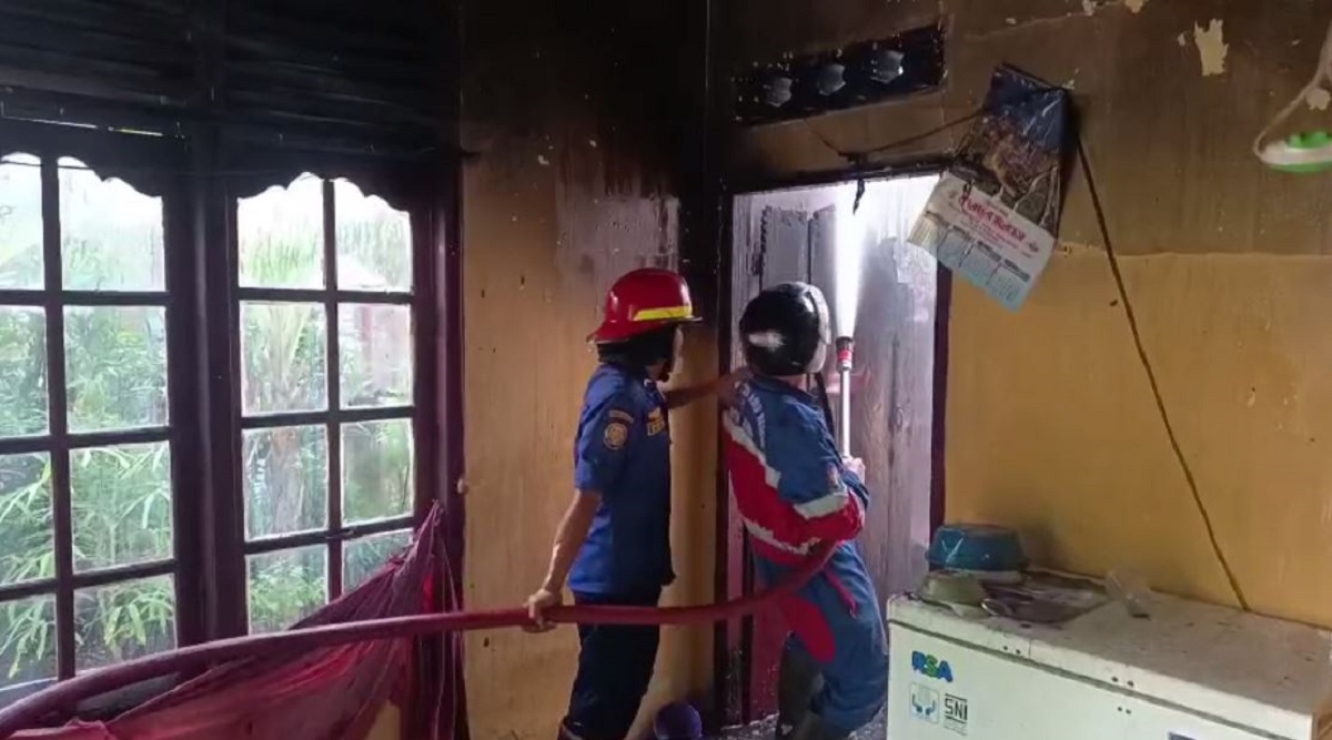 Api dari Kamar Terkunci, Petugas Damkar Kota Jambi Bongkar Pintu dan Padamkan Kebakaran