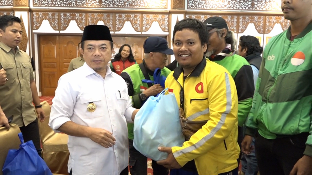 300 Paket Sembako, Untuk Ojek Online dari Gubenur Al Haris