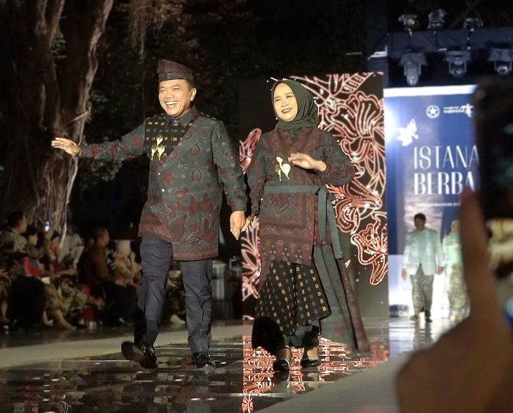 Berbalut Batik Jambi, Gubernur Al Haris dan Istri Tampil Memukau di Istana Berbatik