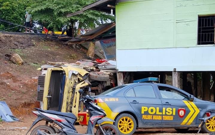 Kecelakaan Di Muara Tembesi, Truk Box Terjungkal dan Menabrak Rumah Warga
