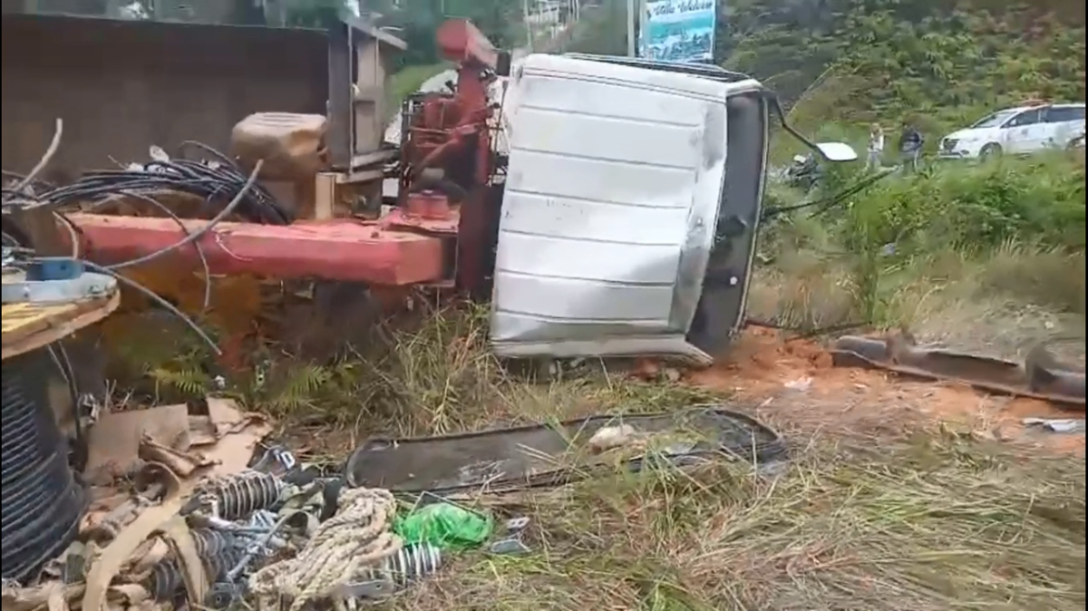DIDUGA REM BLONG, MOBIL VENDOR PLN UP3 JAMBI TERBALIK DI PENURUNAN BUKIT TENGAH