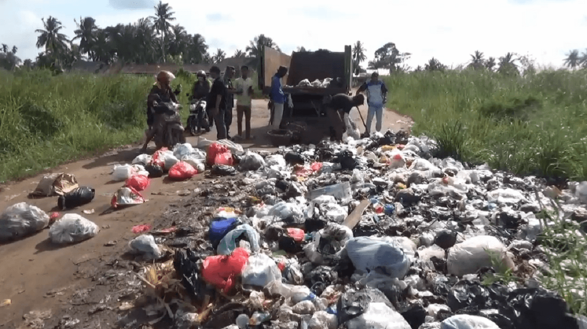 Warga Kumpeh Ulu Keluhkan Sampah Menumpuk di Badan Jalan dan Mengeluarkan Bau Tak Sedap