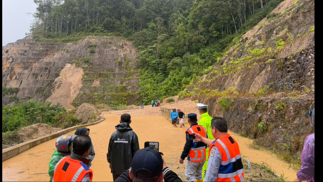 Akses Antarprovinsi Terputus, Longsor Hantam Ruas Jalan Km 20 Sungai Penuh