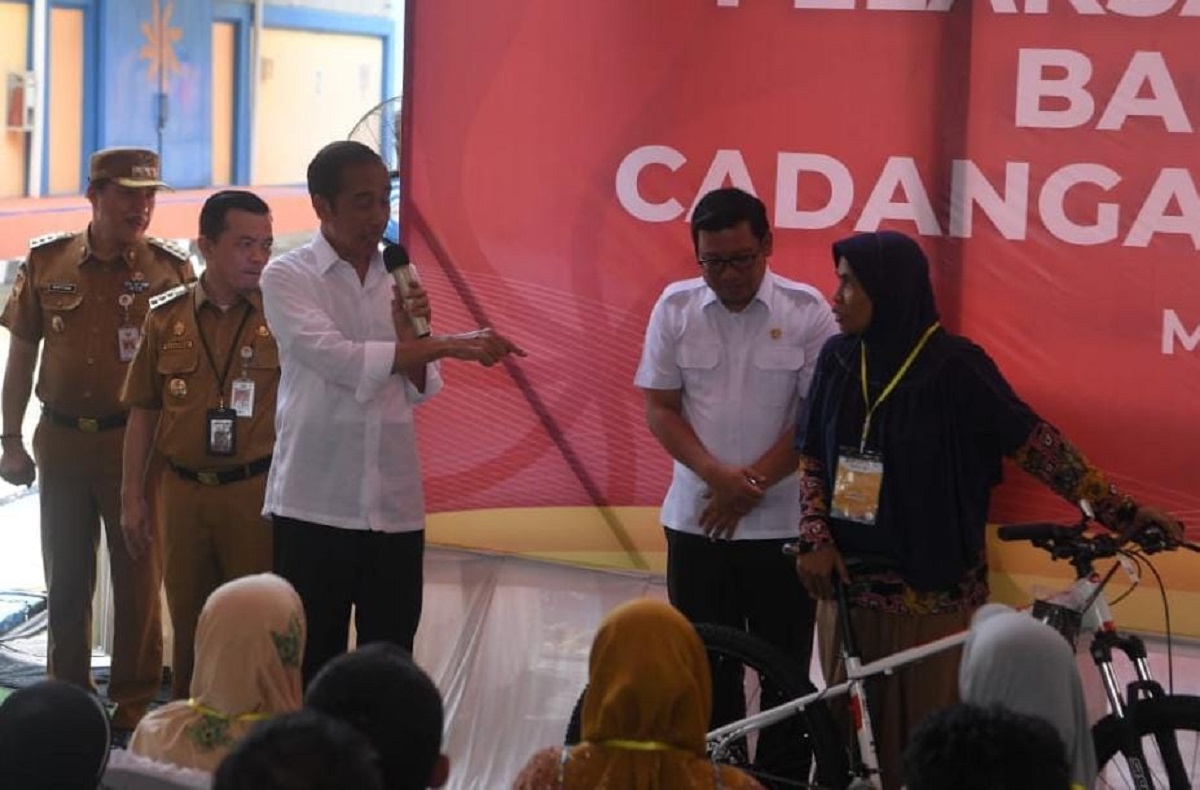 Sri Utami dan Saiful Anwar Dapat Sepeda Dari Presiden Jokowi Karena Hafal Pancasila