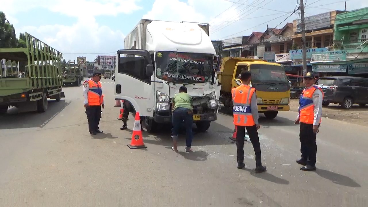 Kecelakaan di Simpang Rimbo, Truk Ekspedisi Tabrak Truk Batu Bara yang Mengerem Mendadak