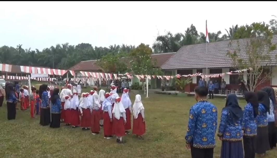 Anak-Anak SAD di Muaro Jambi Gelar Upacara Peringatan Hut Ke-78 RI 