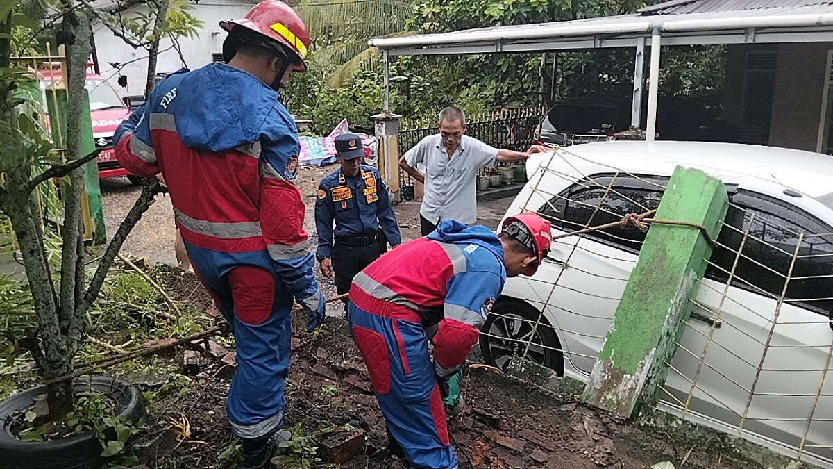 Pagar Roboh Timpa Mobil di Kota Jambi, Damkar Gerak Cepat Evakuasi