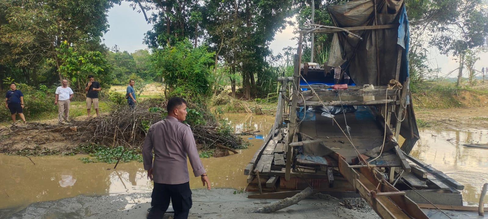 Pelaku Peti Kabur, Peralatan Dompeng Diangkut Polisi