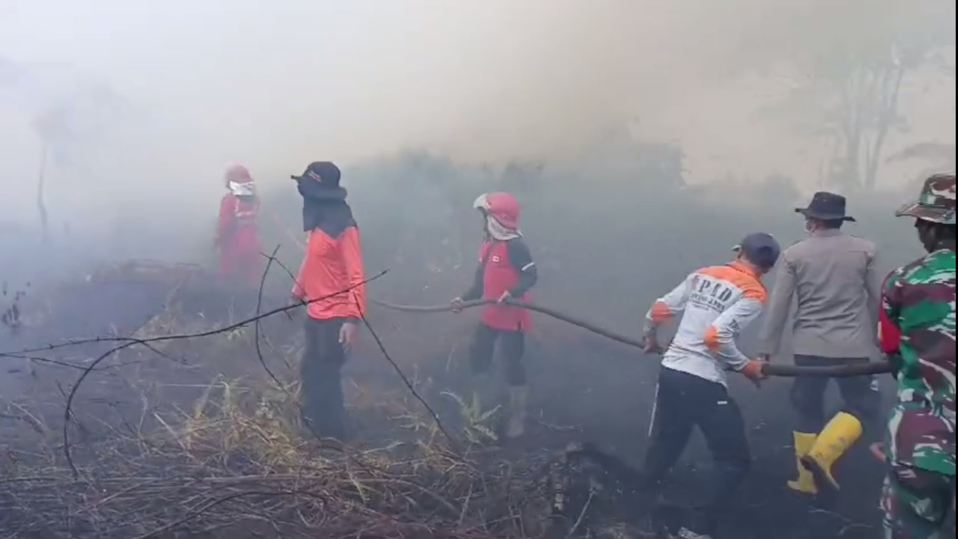 Hari Ketiga, Petugas Masih Berjibaku Padamkan Api di Desa Lubuk Kepayang